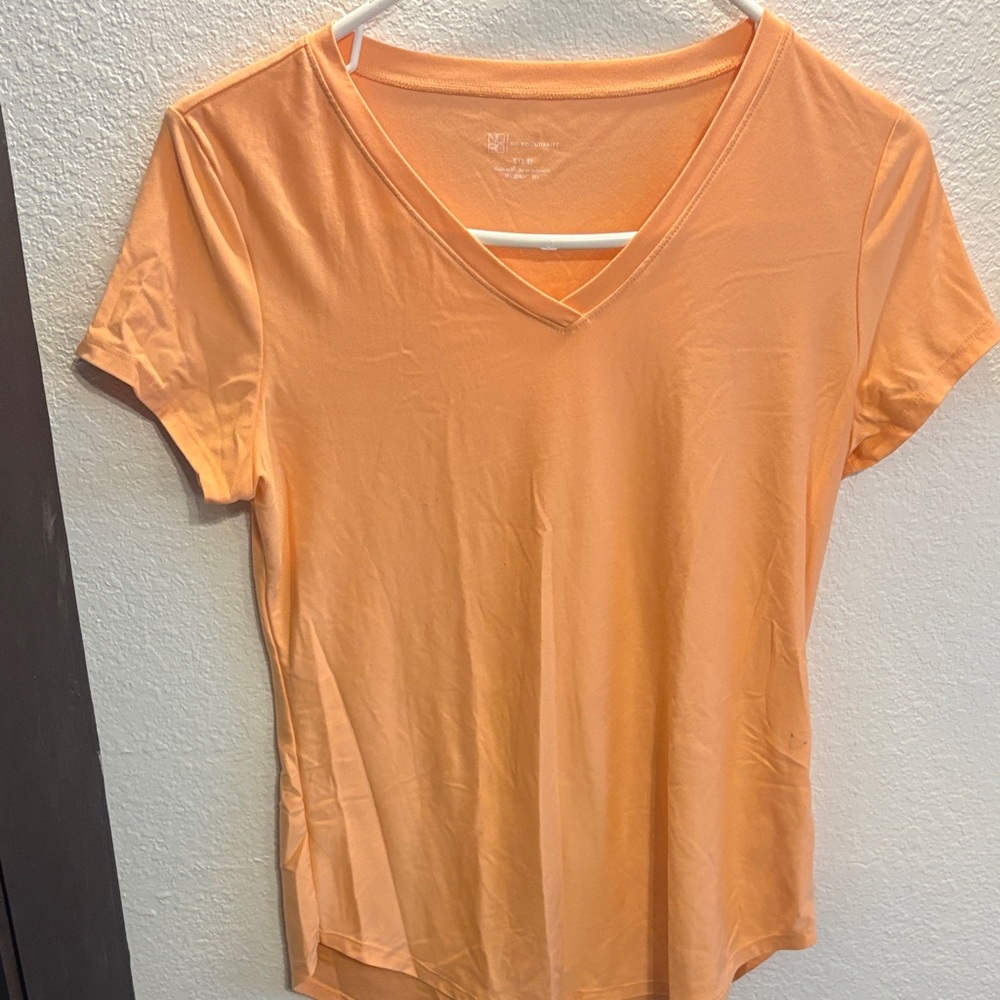 No Boundaries Orange V-Neck Short Sleeve Tee
